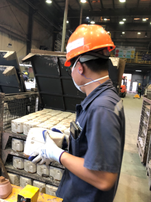 支援一线 为生产助力--武汉工厂办公室人员支援车间生产